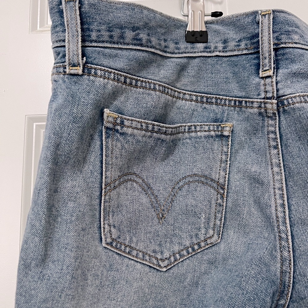 Levi's Women's Classic Blue Jean Shorts - Picture 9 of 9